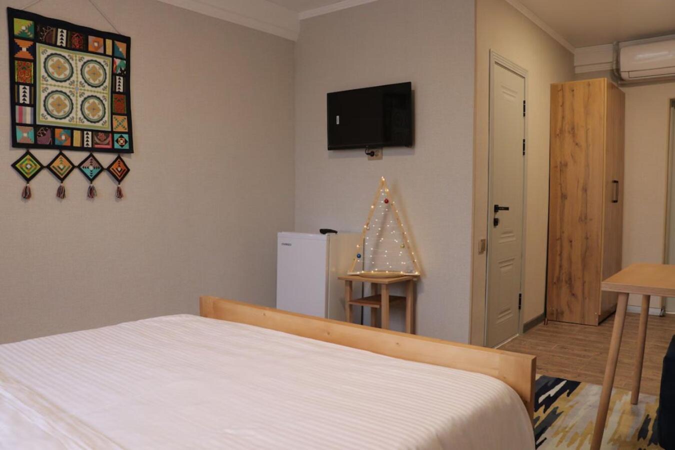Salamat Hotel Bishkek Esterno foto