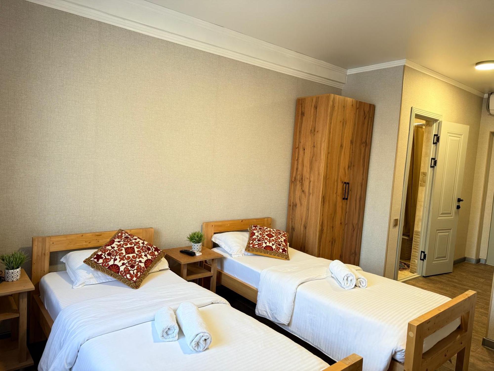 Salamat Hotel Bishkek Esterno foto