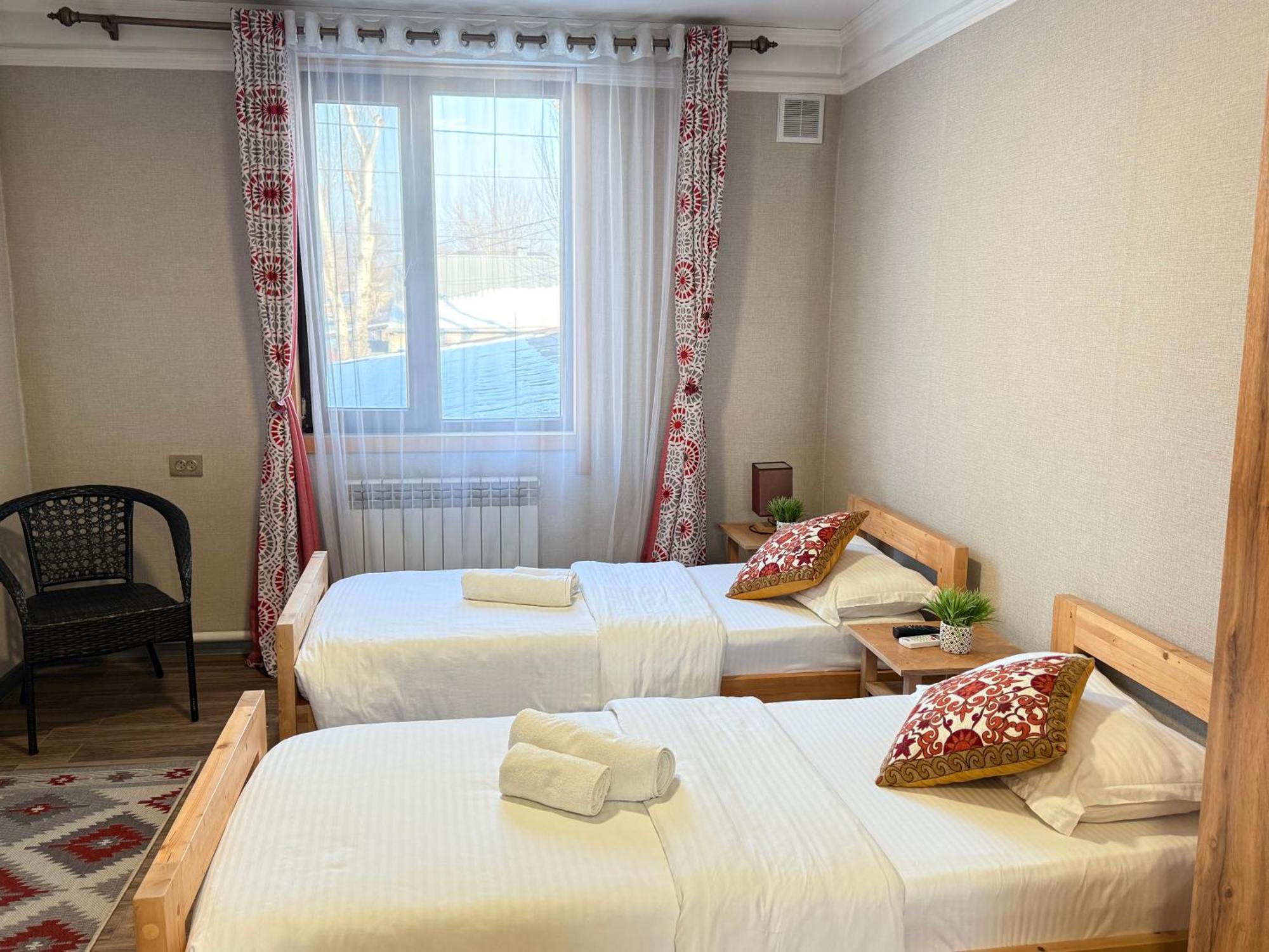 Salamat Hotel Bishkek Esterno foto