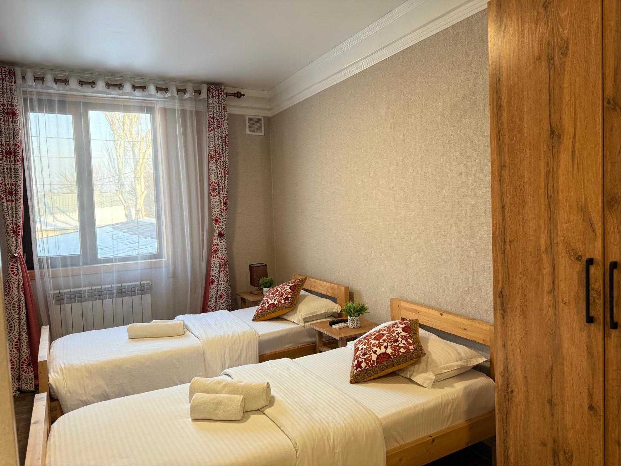 Salamat Hotel Bishkek Esterno foto