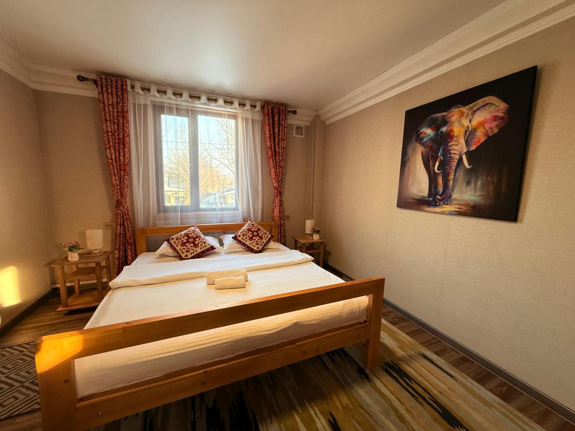 Salamat Hotel Bishkek Esterno foto