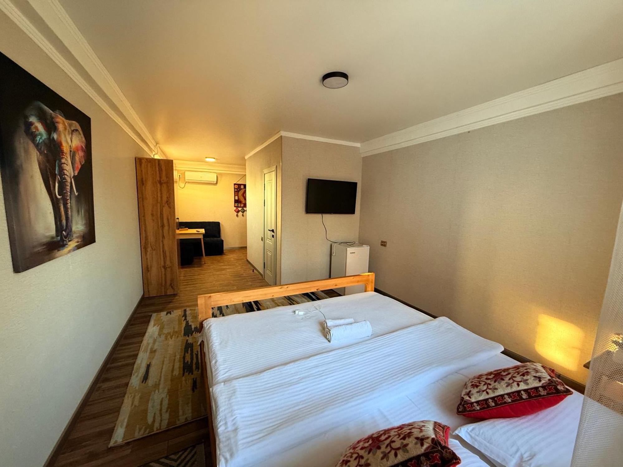 Salamat Hotel Bishkek Esterno foto