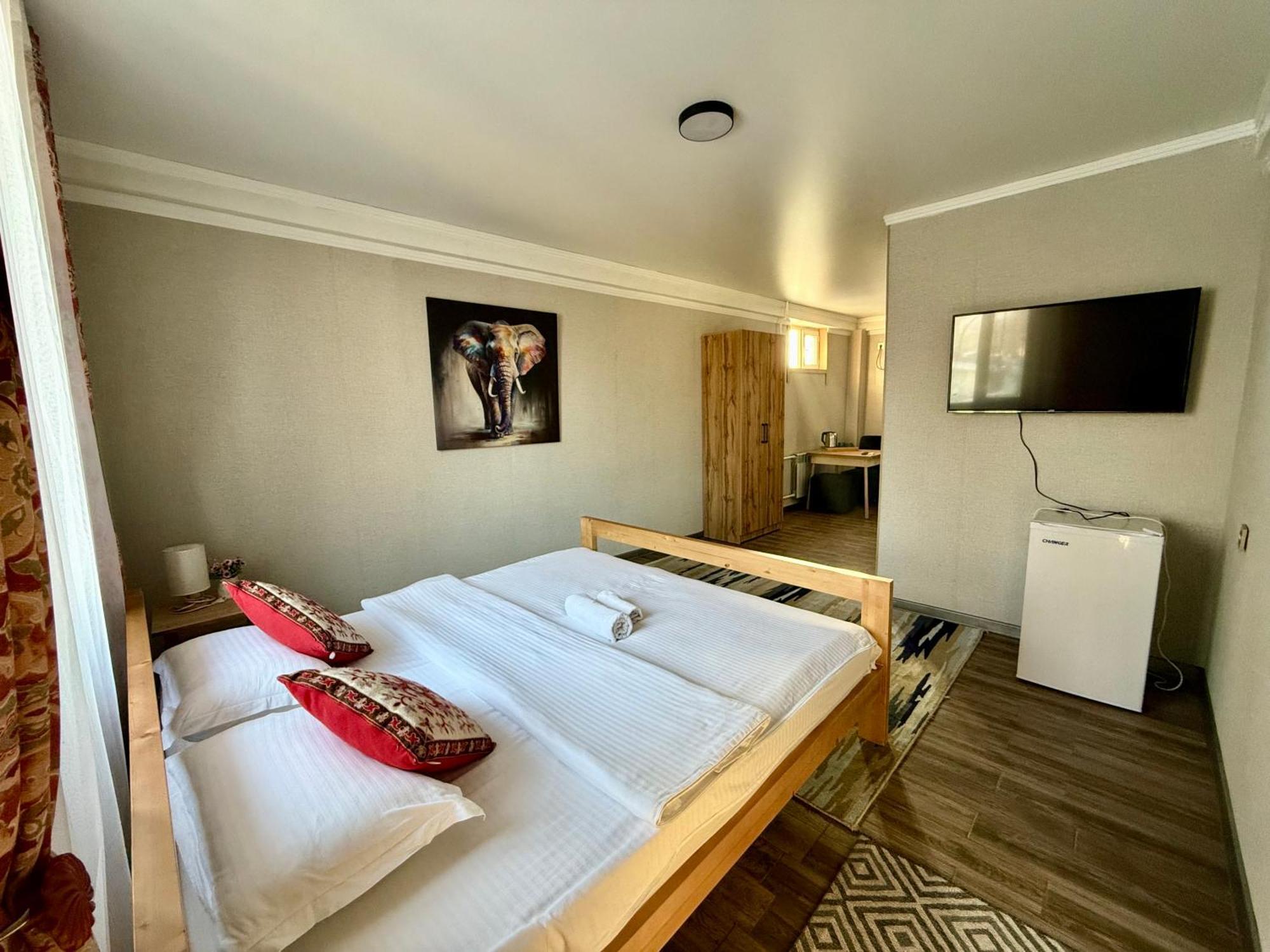 Salamat Hotel Bishkek Esterno foto